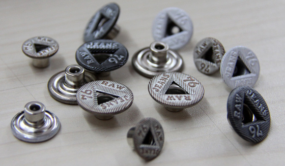 Przyciąganie / Szycie niestandardowych przycisków odzieży malowanych metalem / Shiny Silver