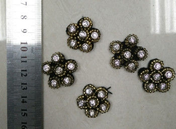 Metal Pearl Małe Kwiaty Wzory Bead Collar na ubrania Decoration